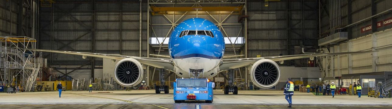 KLM-Crew entleert sechs Feuerlöscher in qualmenden Ofen